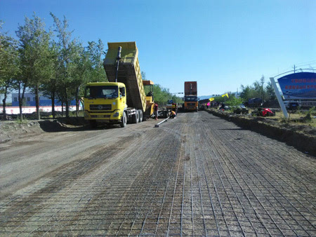 中鐵二十一局集團一公司阿拉山口市友好路改建工程公路水穩層開始攤鋪